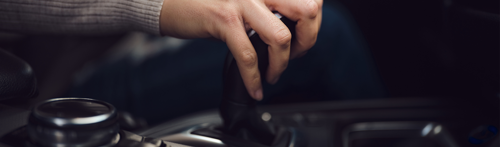 Kobieta prowadząca samochód z automatyczną skrzynią biegów