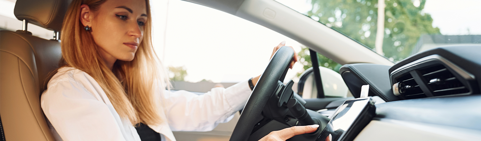 Kobieta prowadząca auto poleasingowe