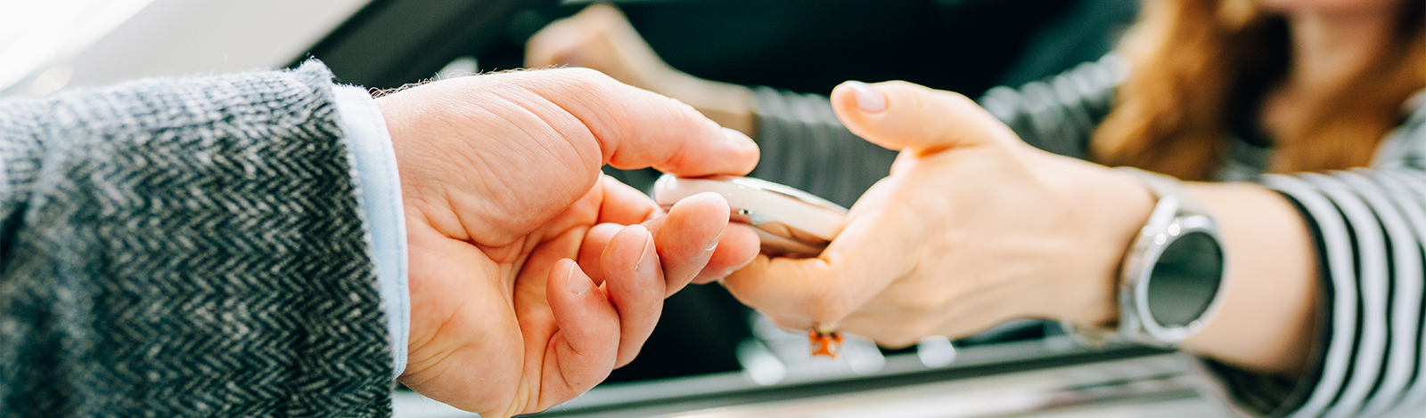 Kobieta odbiera kluczyki do samochodu 