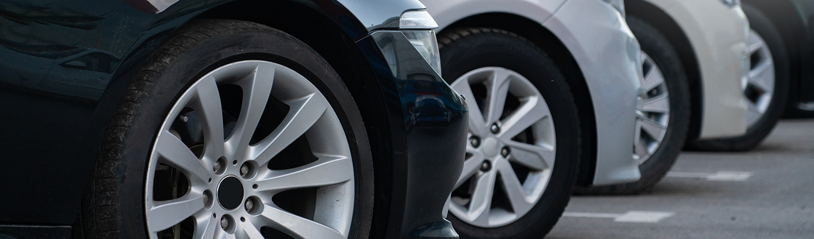 Nowoczesne samochody na parkingu