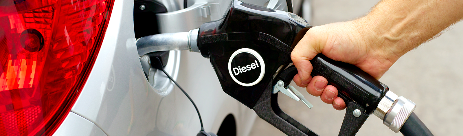 Tankowanie auta z silnikiem diesla