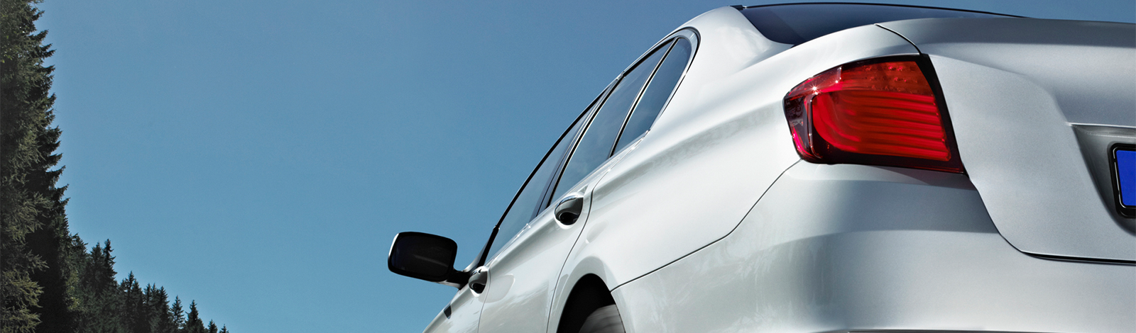 Samochód popularnej marki na drodze