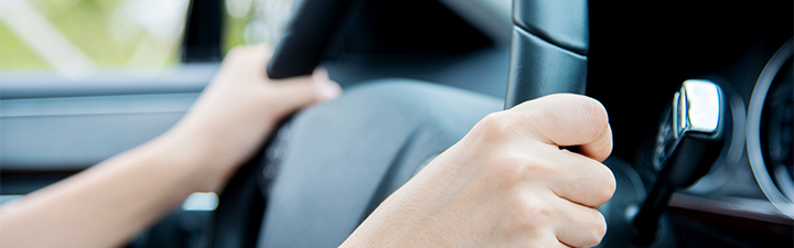 Samochód elektryczny przy zielonej łące